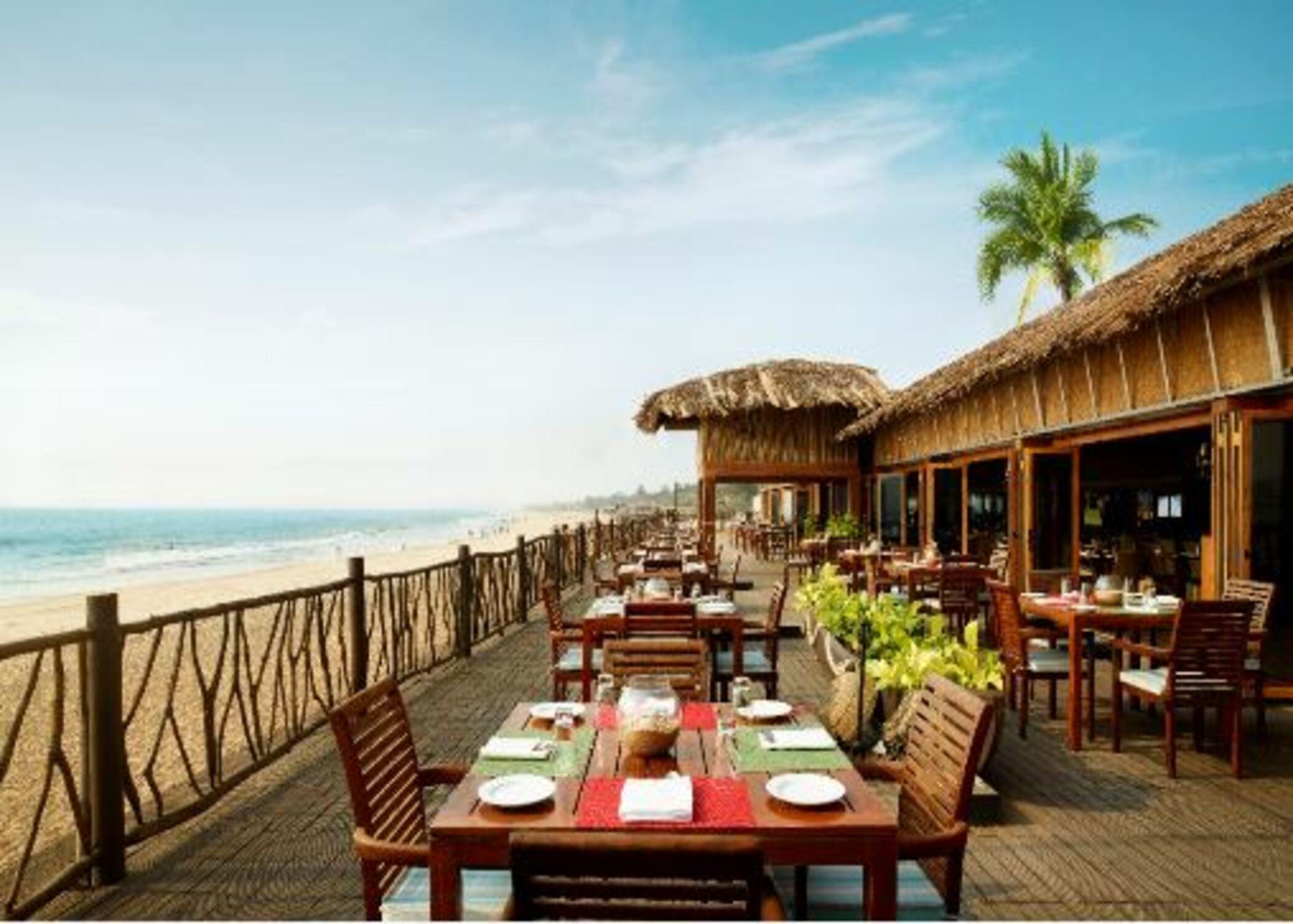 果阿泰姬堡阿瓜达度假酒店 Sinquerim 外观 照片 The restaurant at the beach