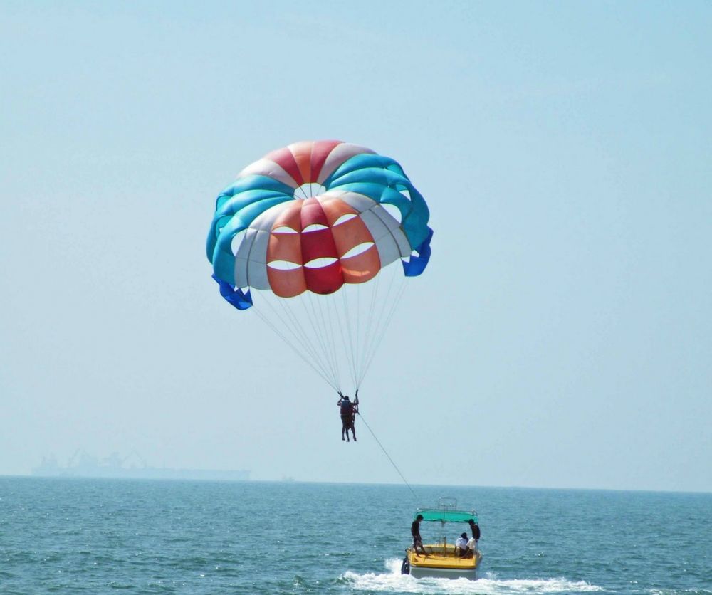 果阿泰姬堡阿瓜达度假酒店 Sinquerim 外观 照片 Parasailing in Pattaya, Thailand
