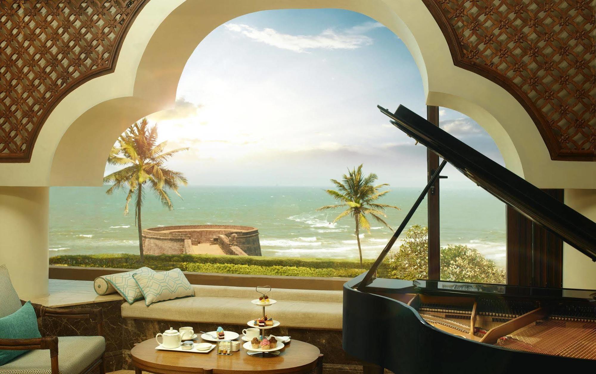 果阿泰姬堡阿瓜达度假酒店 Sinquerim 外观 照片 The piano lounge at the hotel